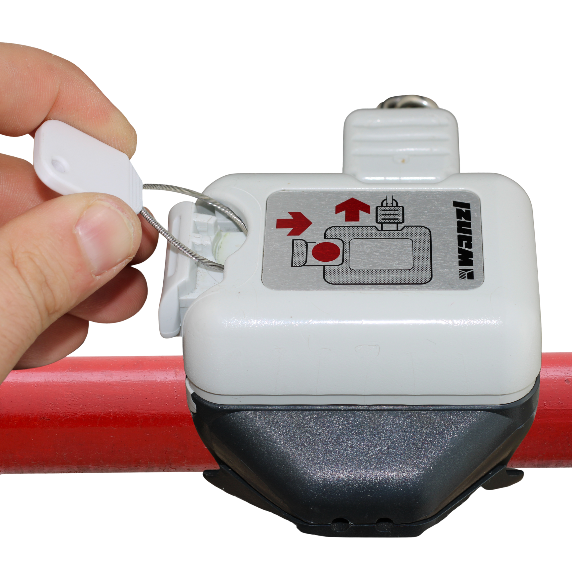 freecart Einkaufswagenentriegler Hand, die einen Schlüssel in ein Steuergerät an einem roten Rohr steckt.