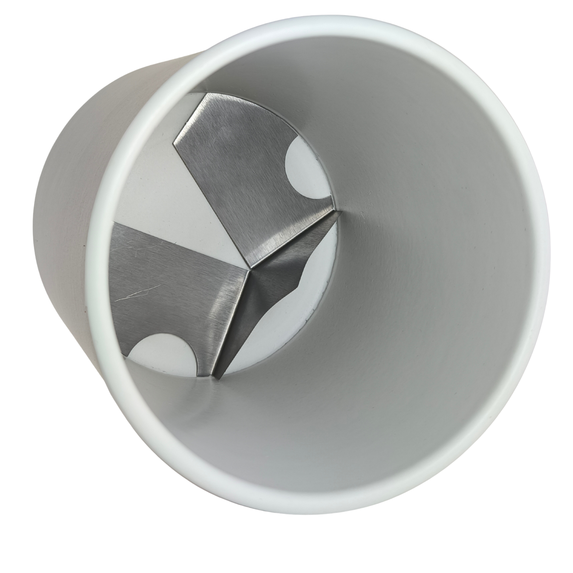 Purecase - Die Dose mit Klinge Ein weißer Behälter mit einem metallischen, quadratischen Klingenmechanismus im Inneren.