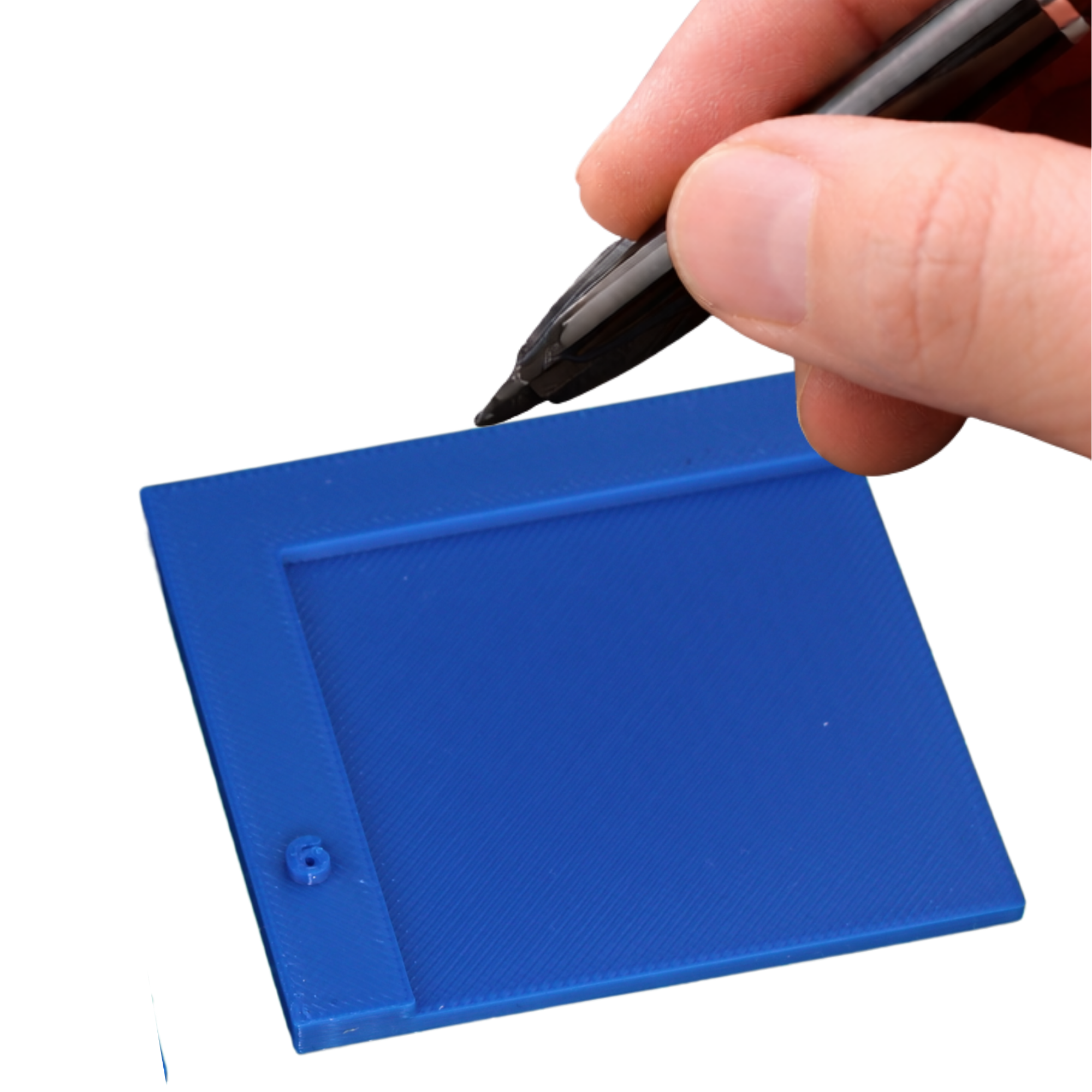 Ordnungssystem Hand hält einen schwarzen Stift über ein blaues Schreibboard.