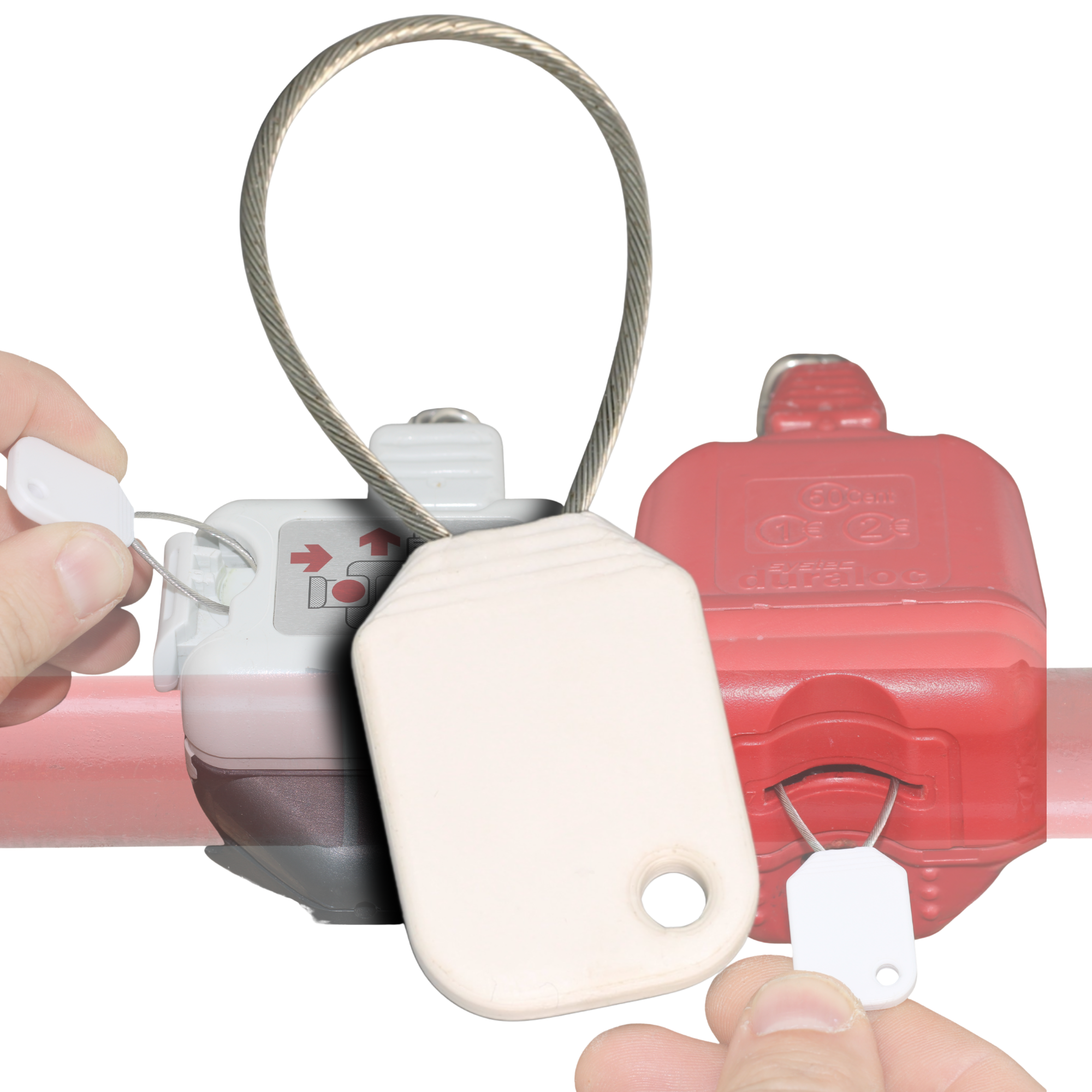 freecart Einkaufswagenentriegler Hand, die ein Sicherheitsgerät mit einem weißen Anhänger und einer Drahtschleife hält.